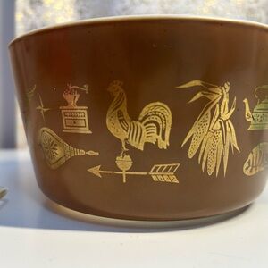 Vintage Pyrex early American Cinderella casserole dish with lid. 1 quart.